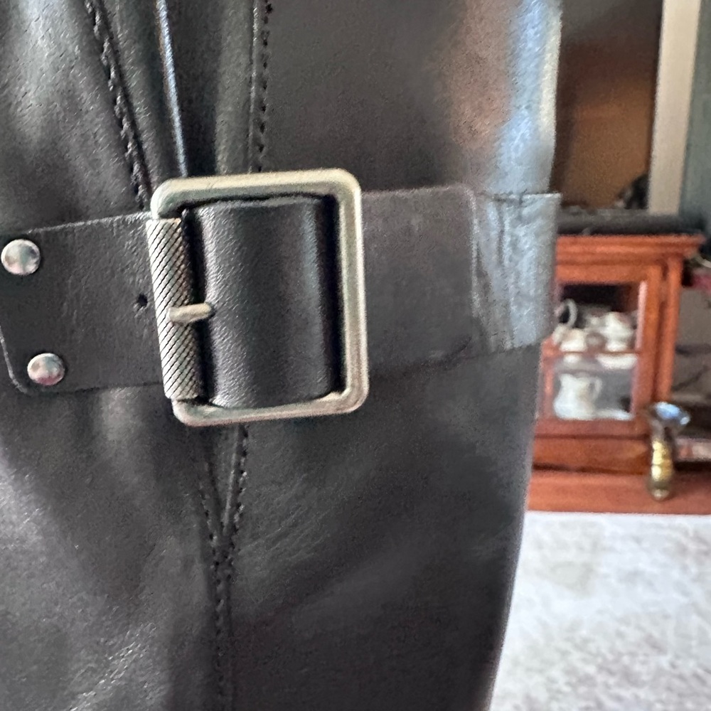 Black Heeled leather Boots - Picture 4 of 9